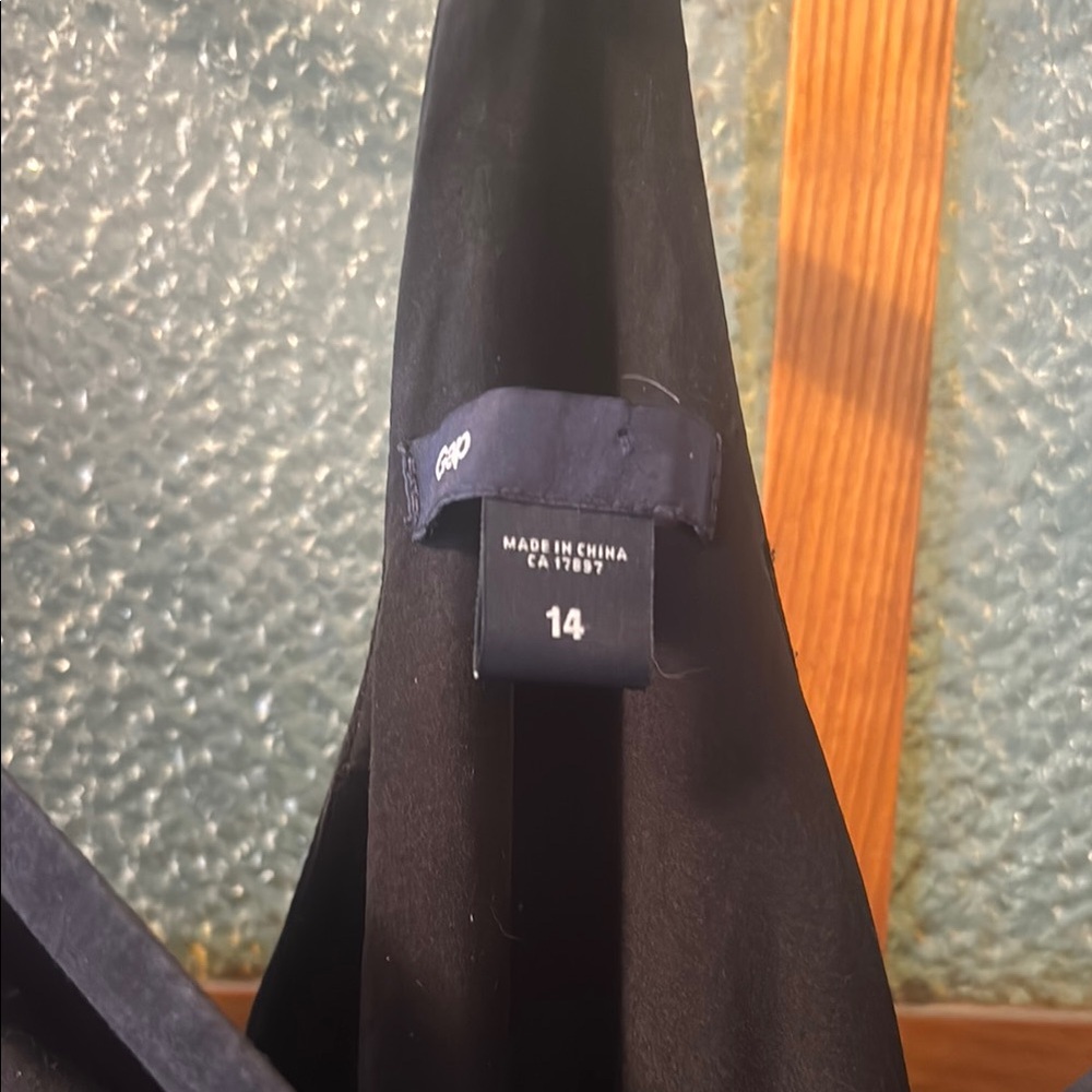 GAP Black Ruched Racerback with pockets - Picture 2 of 6